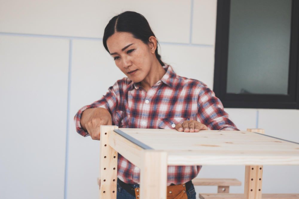 A woman is analysing a canteen table and bench set for buying (illustration)